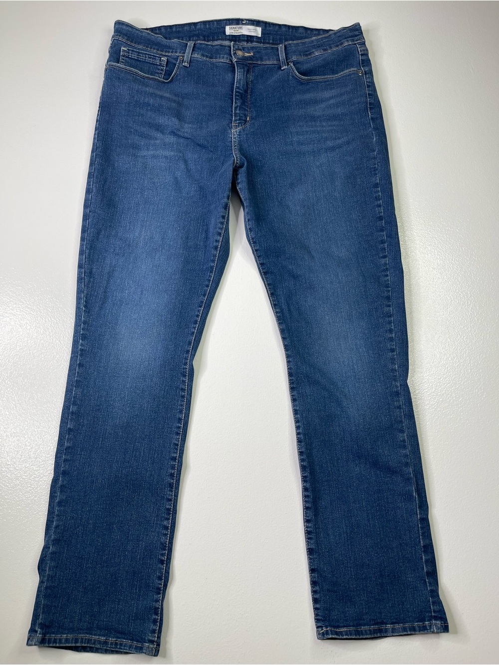 Signature by Levi Strauss Totally Shaping Straight Jeans Medium Wash 18M W34 L31